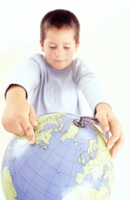 地球仪与小男孩图片