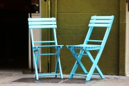 两把蓝色椅子图片