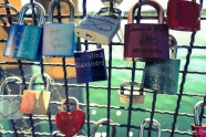篱笆上爱情挂锁图片