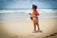沙滩可爱小女孩背影图片