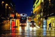 雨后城市街头夜景图片