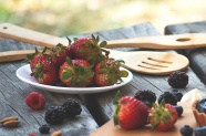 新鲜草莓桑葚图片