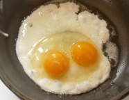 双蛋黄煎蛋图片