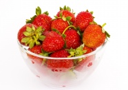 碗里的红草莓图片