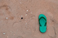 沙滩人字拖鞋图片