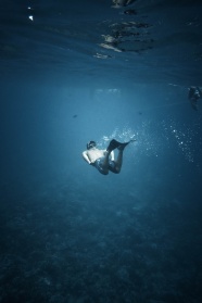 深海潜水运动图片