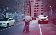 老人骑单车背影图片
