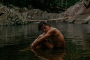 水中湿身男人人体秀图片