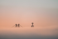 晨雾笼罩中的吊桥图片