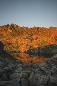 石头山湖泊山水风景图片