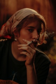戴头巾抽烟的忧郁女人图片