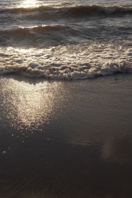 海浪冲刷沙滩图片