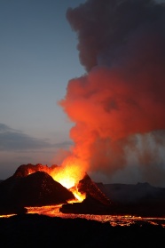 火山喷发熔岩浆图片