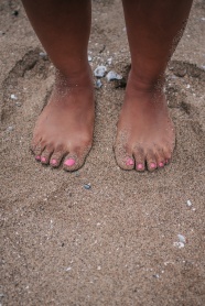 沙滩上的脚丫子图片