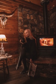 围炉烤火喝咖啡的美女图片