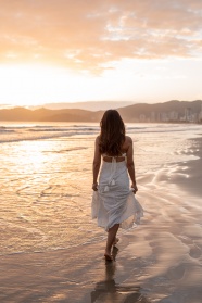海边散步的女人背影图片