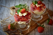 两杯奶油草莓图片