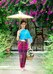 亚洲传统服饰撑伞美女图片