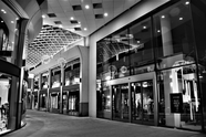 城市商业街店铺黑白摄影图片