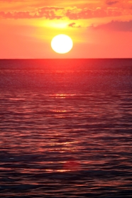 唯美黄昏海上落日图片