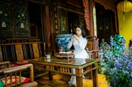 越南白色奥黛美女茶馆品茗图片