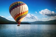 翻越山海的热气球图片