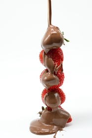 淋着液体巧克力的草莓图片