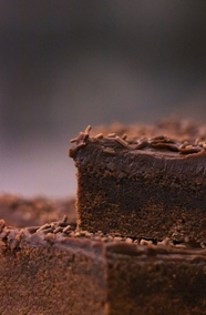 巧克力蛋糕块局部摄影图片