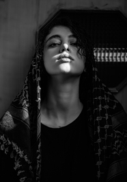 伊朗黑白冷艳美女写真图片