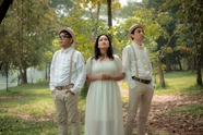公园草地树林年轻男女三个人合影图片