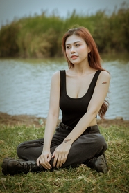 亚洲年轻性感美女户外人体摄影图片