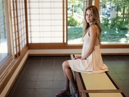坐在日式房子里的欧美美女图片