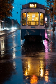 雨夜苏黎世街头行驶的电车图片