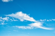 蓝色天空漂浮的朵朵白云图片