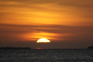 黄昏大海夕阳西下余晖摄影图片