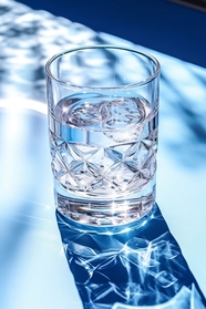 透明玻璃杯白开水摄影图片