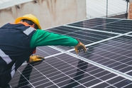 太阳能电池板安装工人摄影图片