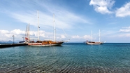 蓝天白云港口码头海上帆船摄影图片