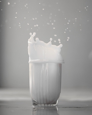 动感飞溅起来的牛奶摄影图片