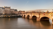 巴黎塞纳河畔建筑景观摄影图片