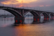 夕阳西下横跨在河流上的大桥图片