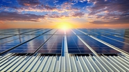 可再生环保太阳能电池板摄影图片
