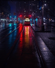 城市午夜街头电车夜景摄影图片