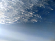蓝色天空浮云背景摄影图片