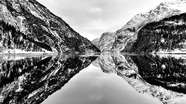 黑白风格山水湖泊风景摄影图片