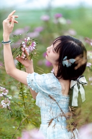 春天户外花草丛美亚洲女写真图片