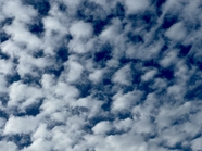 蓝色天空一团团浮云摄影图片