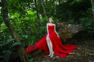 绿色树林红裙美女写真图片