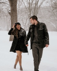 冬季雪中漫步情侣图片