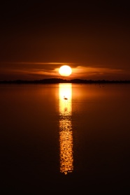 黄昏湖泊日落图片